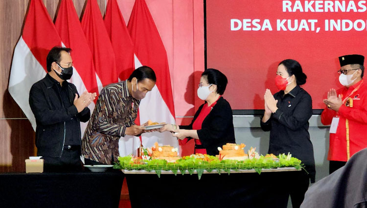 Ultah Presiden Jokowi Dirayakan di Rakernas PDI Perjuangan, Tumpeng Pertama untuk Megawati