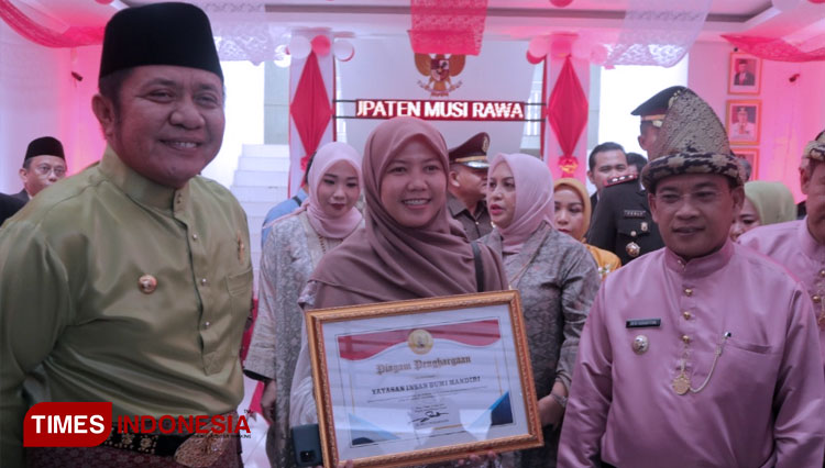 Direktur Yayasan IBM, Zulfa (tengah) didampingi Gubernur Sumsel dan Bupati Muratara (FOTO: Koko/TIMES Indonesia)