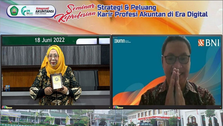 Dekan FEB Unisma Malang Nur Diana SE, MSi menyerahkan cindera mata kepada Narasumber secara virtual pada acara Seminar Keprofesian Akuntansi FEB Unisma Malang. (FOTO: AJP TIMES Indonesia)