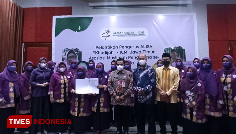 mengibarkan-pataka-organisasi-usai-pengukuhan-pengurus-baru-2.jpg