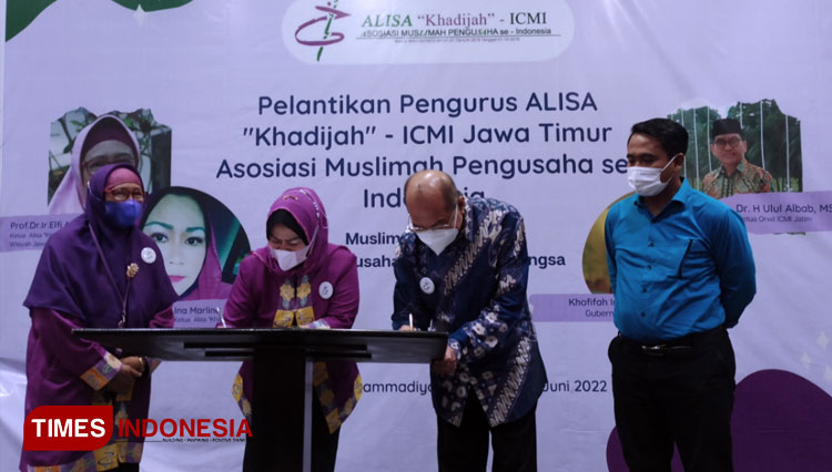 mengibarkan-pataka-organisasi-usai-pengukuhan-pengurus-baru-3.jpg