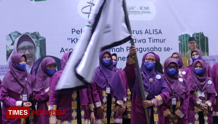 Ketua Umum Alisa Khadijah Jatim, Prof Dr Ir Elfi Anis Saati mengibarkan pataka organisasi usai pengukuhan pengurus baru, Selasa (21/6/2022). (FOTO: Lely Yuana/TIMES Indonesia)