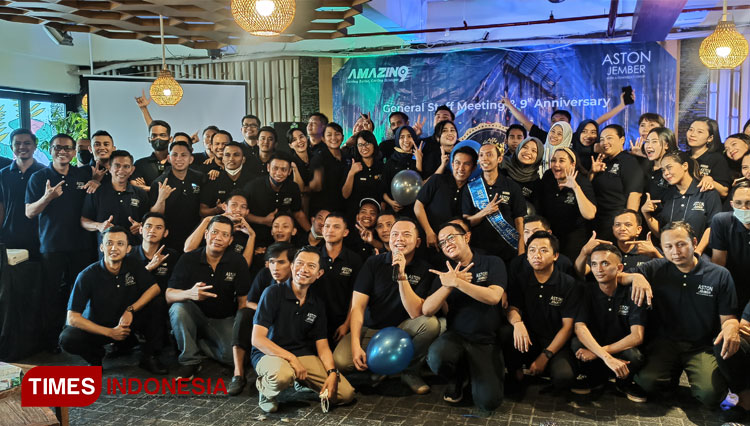 Foto bersama seluruh staff dan manager ASTON Jember saat memeriahkan ulang tahun ASTON Jember ke-9. (Foto: Siti Nur Faizah/TIMES Indonesia) 