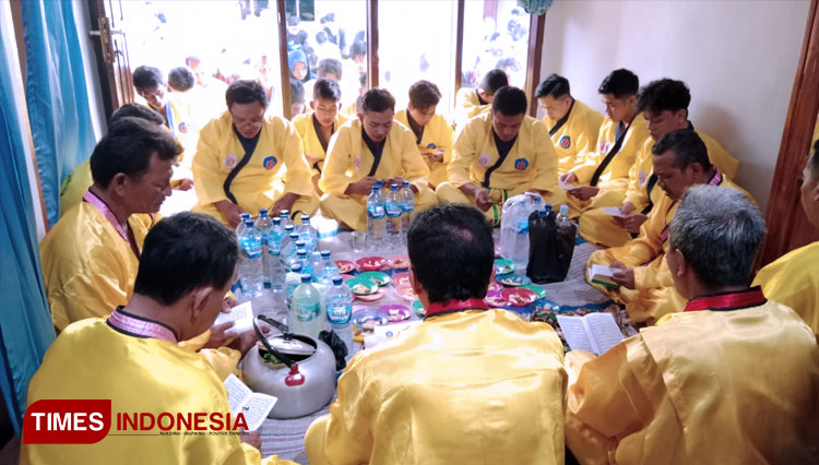 Jajaran pembina dan pelatih pencak silat BSM pusat Kendal, saat menjalankan ritual dalam acara khataman kenaikan tingkat BSM pusat Kendal, di Weleri, Rabu 22/6/2022. (FOTO: Zamroni/TIMES Indonesia)
