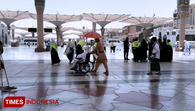 Kemenag RI: Better Find an Official to Assist You on Your Wheelchair During Hajj