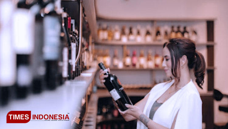 Sommelier Janissa Pradja merasakan koleksi anggur premium di Wine & Co, Kamis (23/6/2022). (Foto: Lely Yuana/TIMES Indonesia) 