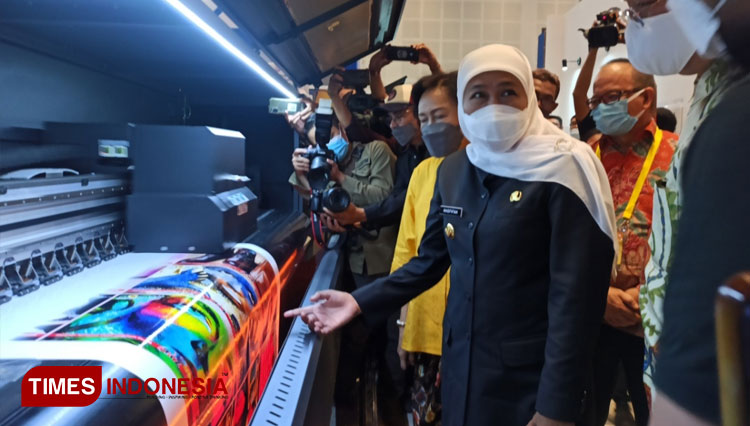 Buka Pameran SPE 2022, Gubernur Khofifah Tes Kecanggihan Mesin Printing