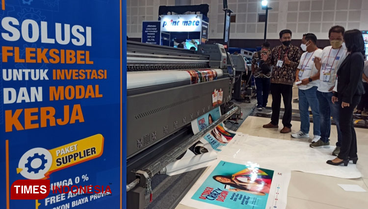 BFI Finance menawarkan pembiayaan mesin percetakan dengan bunga kompetitif dalam pameran SPE 2022 di Grand City Surabaya, Jumat (24/6/2022).(Foto : Lely Yuana/TIMES Indonesia)