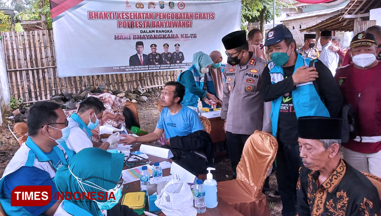 Prosesi screening oleh IDI cabang Banyuwangi dalam Gelar Bakti Kesehatan Masyarakat yang diadakan Polresta Banyuwangi. (FOTO: Imam Hamdani/ TIMES Indonesia)