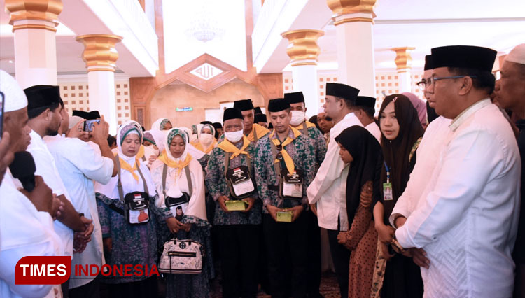 Pelepasan 53 orang Jamaah Calon Haji oleh Sekda Tidore Ismail Dukomalamo (FOTO: Harianto/TIMES  Indonesia)