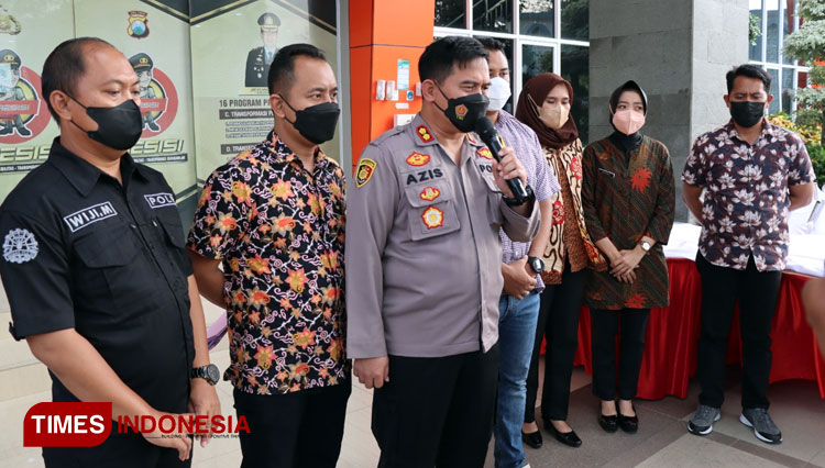 Kapolres Gresik AKBP Mochamad Nur Azis didampingi Kasatreskrim Iptu Wahyu Riski Saputro saat memberikan keterangan pers kepada media (Foto: Akmal/TIMES Indonesia).