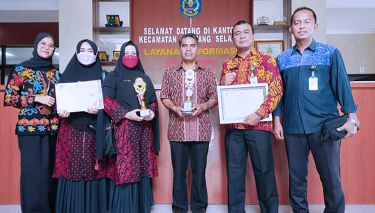 Penghargaan sebagai poskamling terbaik diberikan oleh Camat Bontang Selatan (FOTO: Kecamatan Bontang selatan)