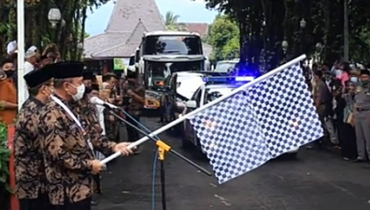 Sekda Banjarnegara, Indarto melepas CHJ kloter 32. (FOTO: Tangkapan Layar)