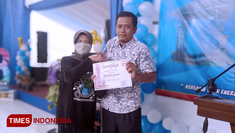 Wali Kota Banjar saat menyerahkan penghargaan kepada pegawai teladan di HUT ke 18 Perumdam Tirta Anom Kota Banjar (FOTO: Susi/TIMES Indonesia)