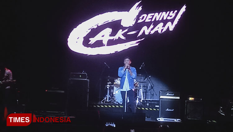Penyanyi Deni Setiawan alias Denny Caknan saat tampil di konser musik MXGP Samota.(FOTO: Anugrah Dany/TIMES Indonesia)