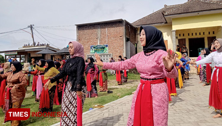 Acara bertajuk internasional event flashmob Goser (Goyang Serekan) yang berlangsung di Kampung Susu Singolangu Magetan, Sabtu (25/6/2022). (Foto: M Kilat Adinugroho/TIMES Indonesia)