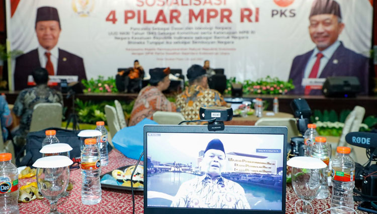 Wakil Ketua MPR RI Hidayat Nur Wahid saat memberi paparan secara online mengenai Empat Pilar MPR di Tarakan, Kalimantan Utara, Jumat (24/6/2022). (foto: dok MPR RI)