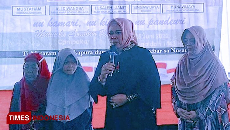 Ida Nurlaela Wiradinata Teteskan Air Mata Saat Serahkan Santunan di Makom Alfi Hasan