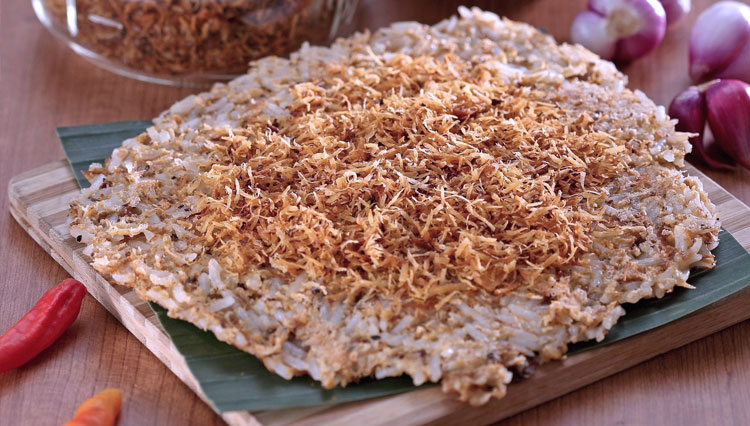 Kerak Telor, one of typical dishes of Betawi. (PHOTO: Sajian Sedap)