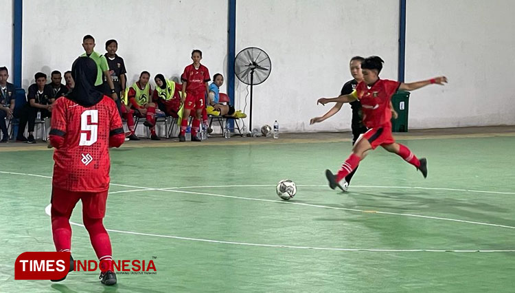 Pemain futsal putri Ngawi (merah) saat bertanding di laga pembuka Porprov Jatim. (Foto: Esaputra for TIMES Indonesia)