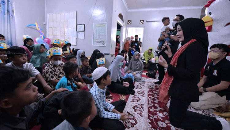 Ridwan Kamil dan Keluarga Berbagi dengan Anak Yatim Piatu 