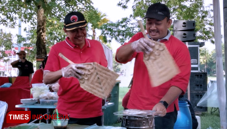 Bupati dan Wakil Bupati Ngawi jadi chef dadakan di festival Kuliner Nusantara. (FOTO: Miftakul/TIMES Indonesia) 