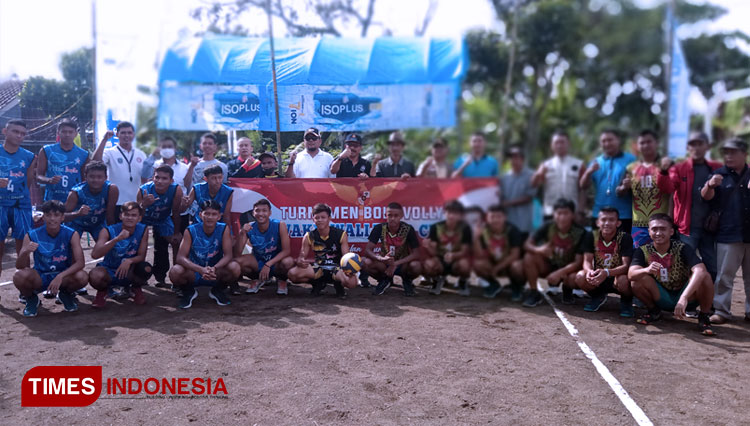 Wakil Wali Kota Banjar berfoto bersama para pemain turnamen bola voli Wakil wali Kota Cup sebelum pertandingan dimulai. (FOTO: Susi/ TIMES Indonesia)