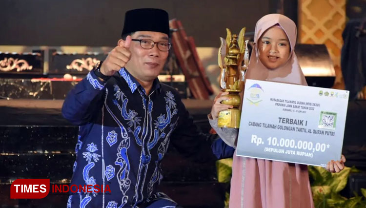Gubernur Jabar Ridwan Kamil memberikan hadiah kepada juara kategori saat penutupan MTQ ke-37 di Sumedang Jabar, Sabtu (25/6/2022). (FOTO: Humaskab for TIMES Indonesia) 