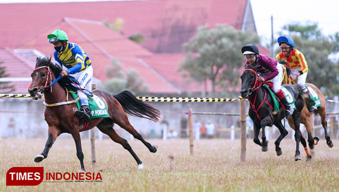 Aksi berkuda atlet KONI Kota Probolinggo, di urutan ketiga. (Foto: Ryan H/TIMES Indonesia)