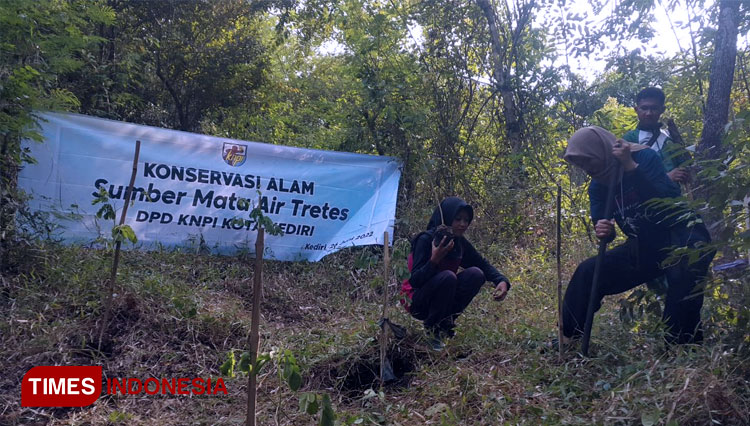 Bantu Konservasi Alam, Ratusan Pemuda Kota Kediri Tanam Pohon di Sumber Tretes 