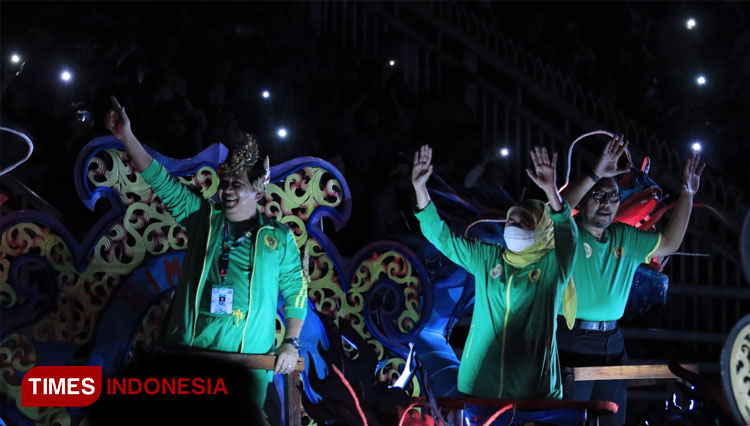 Kedatangan Gubernur Jatim, Khofifah Indar Parawansa didampingi Bupati Jember, Hendy Siswanto di Stadion Jember Sport Garden (JGS). (FOTO: Kominfo Jember for TIMES Indonesia) 