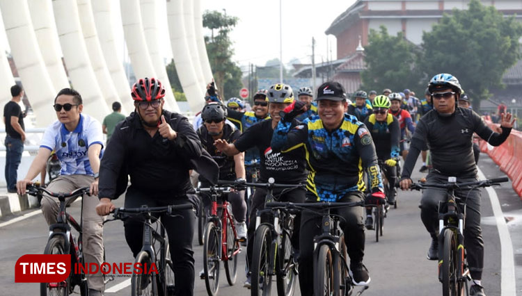 Para pesepeda yang meriahkan Milad ke 57 Universitas Muhammadiyah Purwokerto, Minggu pagi (26/6/2022).(FOTO : Humas UMP For TIMES Indonesia)