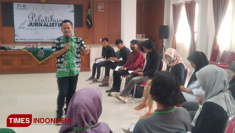 General Manager Times Indonesia Cirebon Raya, Nurhidayat, menjadi pembicara dalam Pelatihan Jurnalistik yang digelar HMI Cabang Indramayu. (Foto: Selamet Hidayat/TIMES Indonesia).