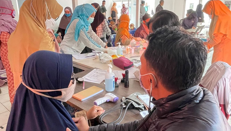 Tim medis Puskesmas II Batur saat memberikan pelayanan kesehatan kepada masyarakat Desa Karangtengah, Banjarnegara. (FOTO : Humas GeoDipa for TIMES Indonesia)