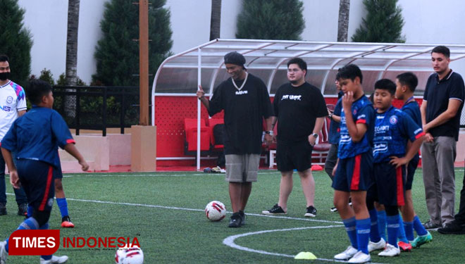 Coaching Clinic Ronaldinho untuk pemain-pemain bola muda di Unggul Sport Center. Minggu (26/6/2022). Foto: Tria Adha