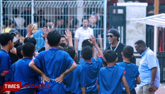 Coaching Clinic Ronaldinho untuk pemain-pemain bola muda di Unggul Sport Center. Minggu (26/6/2022). Foto: Tria Adha