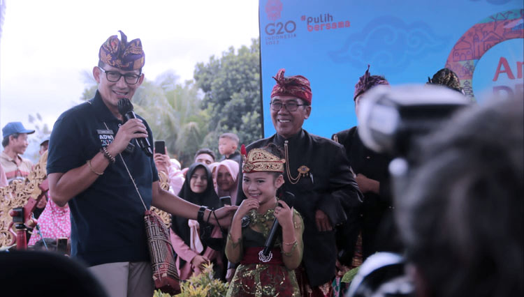 Menteri Pariwisata dan Ekonomi Kreatif (Menparekraf) RI Sandiaga Salahuddin Uno saat mengunjungi Desa Wisata Buwun Sejati, Lombok Barat.(FOTO: Dinas Pariwisata Lombok timur)