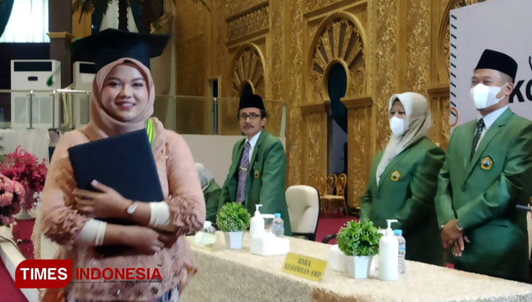 Prosesi wisuda dan pelepasan siswa-siswi SMP dan SMA Islam Shafta di Graha Unesa, Minggu (26/6/2022).(Foto : Lely Yuana/TIMES Indonesia) 