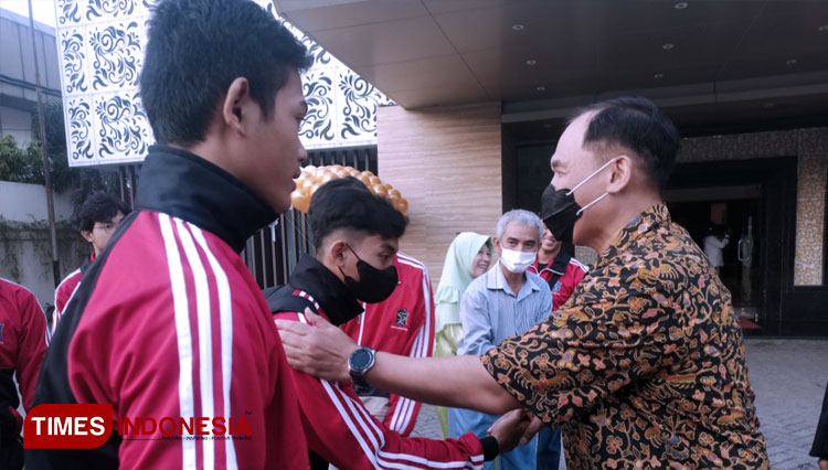 Ketum IPSI Surabaya Bambang Haryo Soekartono (BHS) memberikan doa dan semangat kepada para atlet jelang laga Porprov Jatim VII di Lumajang, Minggu (26/6/2022). (FOTO: Lely Yuana/TIMES Indonesia) 