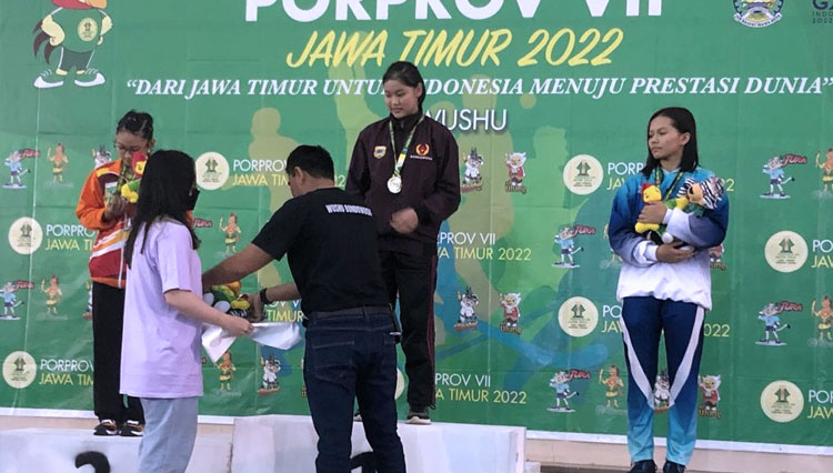 Penyerahan medali untuk juara Wushu dalam Porprov VII Jatim. Atlet asal Bondowoso berhasil menyabet emas (FOTO: Deky for TIMES Indonesia)