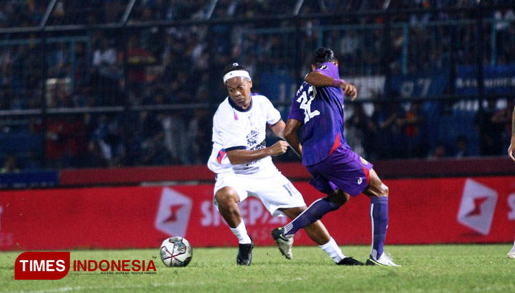 Pemain Persik Kediri saat mencoba menghadang eks striker timnas Brazil Ronaldinho. (FOTO: Tria Adha/TIMES Indonesia)