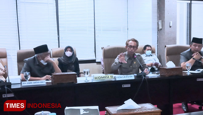 Ketua Komisi II DPRD Bontang, Rustam bersama rekan legislatornya dalam RDP Bersama PT KIE (Foto: Kusnadi/TIMES Indonesia)