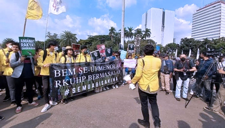 Demonstrasi menolak RKUHP. (FOTO: dok suara.com)