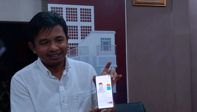 Anggota Komisi Pemilihan Umum (KPU), Idham Holik saat menunjukkan aplikasi Sipol di Jakarta (foto: Dokumen/Antara)