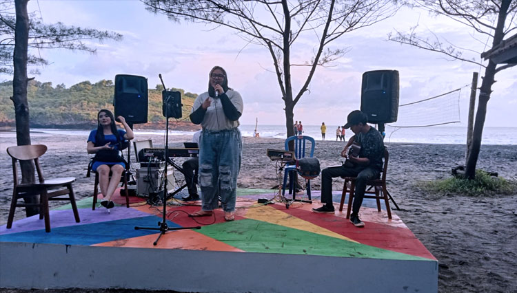 Live acoustic at Zona KIP Pesoa Ngiroboyo, Pacitan. (Photo: Wildan for TIMES Indonesia)