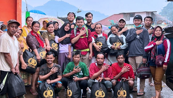 Gandeng INSPIRA, Kapolri Serahkan Bantuan Logistik Bagi Korban Banjir Kampung Cisarua