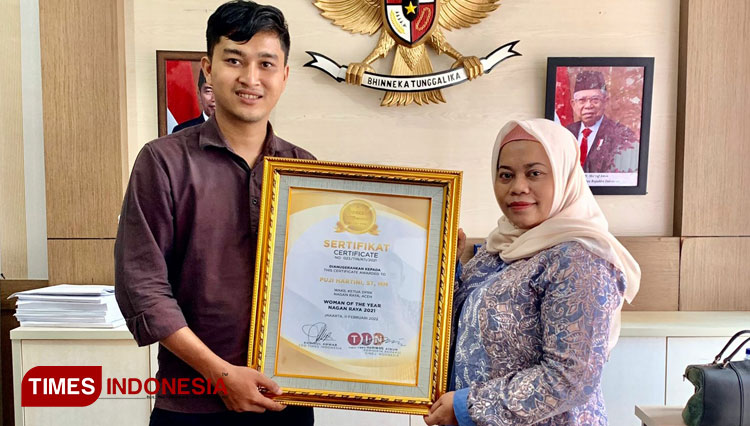 Wakil Ketua DPR Kabupaten Nagan Raya, Puji Hartini saat menerima penghargaan ATI 2021 kategori Women Of The Year (FOTO: Basri/TIMES Indonesia)