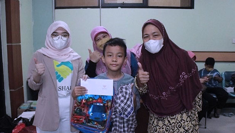 Anak yang ikut khitanan massal menerima santunan dan alat kebutuhan sekolah. (FOTO: dok. Let's Share for TIMES Indonesia)