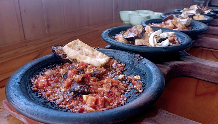 Sambal on a hot mortar or cobek bakar. (Photo: Site News/Blog Site) 