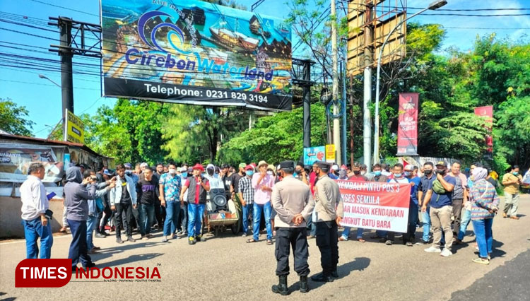 Warga Lemahwungkuk Blokir Jalan, Pelindo Cirebon Janjikan Diskusi Lebih Lanjut